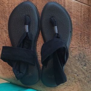 Sanuk black sling sandals